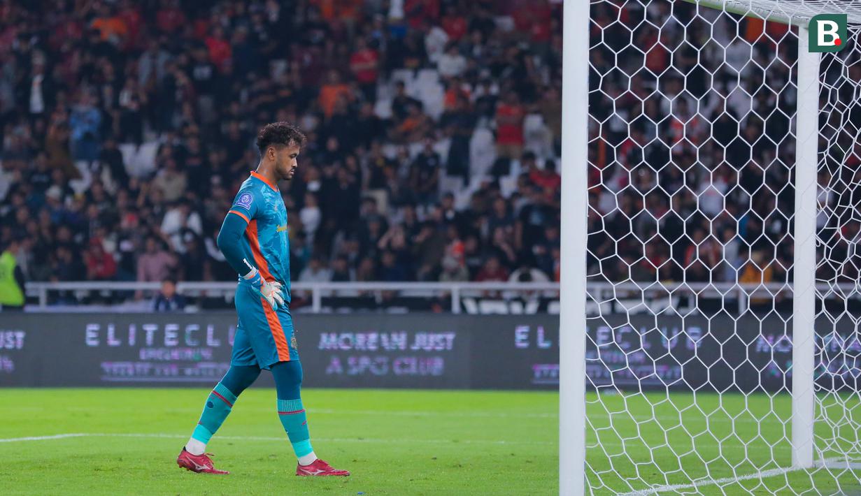 Kiper Bhayangkara FC, Aqil Savik, tampak lesu setelah ditaklukkan Persija Jakarta pada laga BRI Super League di Stadion Gelora Bung Karno, Jakarta, Senin (29/12/2025). (Bola.com/M Iqbal Ichsan)