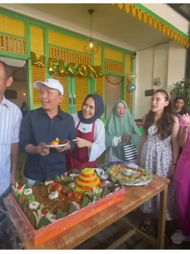 Ayu Ting Ting dukung Ayah Ojak buka usaha kuliner (Foto: instagram ayutingting92/mom_ayting92)