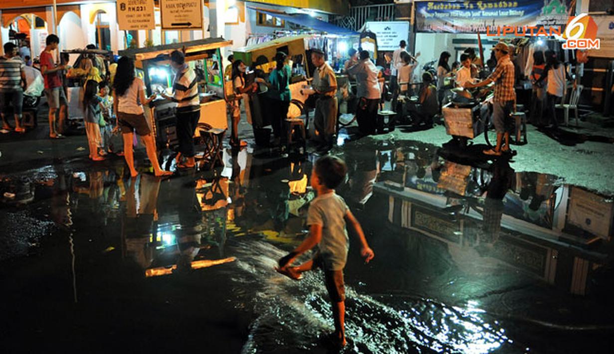 Sayangnya setiap hujan tiba, areal pelataran luar depan masjid terdapat genangan air yang membuat kesan agak kumuh karena peresapan air yang kurang baik.(Liputan6.com/Abdul Aziz Prastowo)