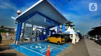 Pemudik mengisi daya mobil listrik di Stasiun Pengisian Kendaraan Listrik Umum (SPKLU) PT PLN (Persero) di Rest Area KM 228 Tol Cikopo-Palimanan (Cipali), Brebes, jawa Tengah, Selasa  (18/4/2023). (merdeka.com/Arie Basuki)
