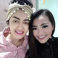 "Diundur itu karena kondisinya masih belum stabil jadi Kak Jupe itu masih suka panas dingin, jadinya nggak diizinkan pulang sama dokter. Badannya demam, badannya demam tinggi. Naik turun," ujar Nia Anggia. (Instagram/juliaperrezz)