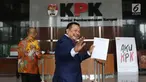 Pengacara Otto Hasibuan menyapa awak media saat tiba di gedung KPK, Jakarta, Jumat (8/12). Kedatangan Otto ke KPK untuk memberikan surat keterangan pengunduran dirinya sebagai kuasa hukum Setya Novanto. (Liputan6.com/Angga Yuniar)