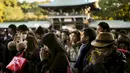 Sejumlah orang saat berdoa pada hari pertama tahun baru di Shinto Kuil Meiji di Tokyo, Jepang, (1/1/2015). (REUTERS/Thomas Peter)