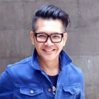 Kabarnya, gaya berbusana Ferry Salim mampu kalahkan sang anak, Brandon Nicholas. Ayo kita intip, seperti apa sih gaya berbusana ayah usia 48 tahun ini?