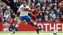 Pemain Stoke City, Erik Pieters (kiri) berusaha menahan laju pemain Liverpool, Mohamed Salah pada lanjutan Premier League di Anfield, Liverpool, (28/4/2018). Liverpool hanya bermain imbang 0-0 melawan Stoke City. (Martin Rickett/PA via AP)