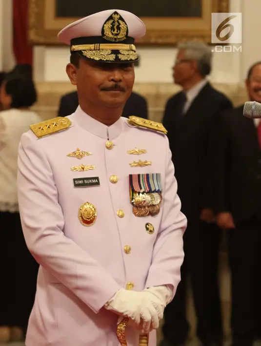 Laksamana Madya TNI Siwi Sukma Adji saat pelantikan sebagai Kepala Staf TNI Angkatan Laut (KSAL) di Istana Negara, Jakarta, Rabu (23/5). Laksdya Siwi Sukma Adjiemenggantikan Laksamana TNI Ade Supandi yang memasuki masa pensiun. (Liputan6.com/Angga Yuniar)