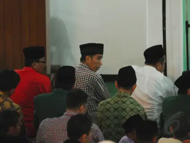 Capres nomor urut dua Joko Widodo saat menunaikan salat tarawih di Masjid An-Naajah, Cilegon, Selasa (1/7/14). (Liputan6.com/Andrian M Tunay)