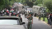 Truk TNI ringsek setelah mengalami kecelakaan beruntun di Pendeglang, Serang. (Liputan6.com/Yandhi Deslatama)