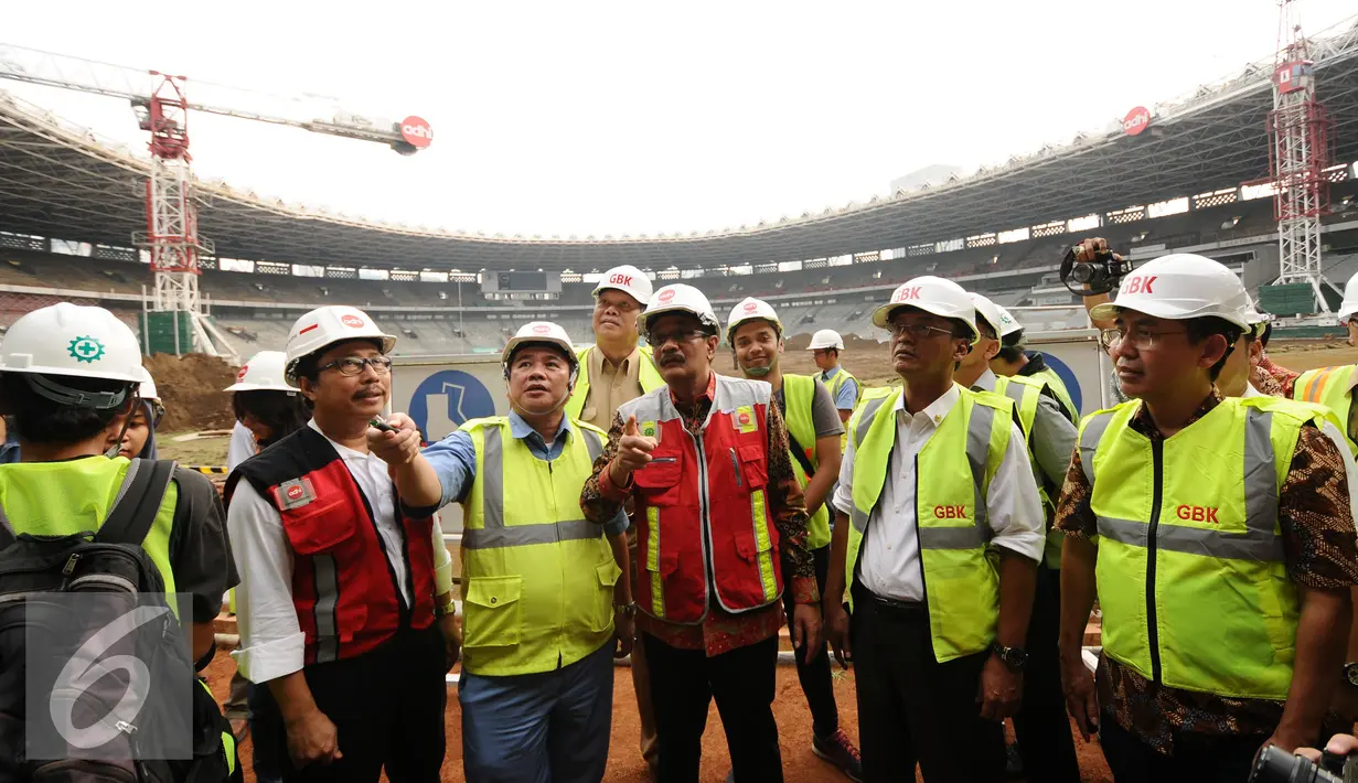 Wakil Gubernur DKI Jakarta, Djarot Saiful Hidayat (tengah) menyimak penjelasan saat meninjau perkembangan renovasi Stadion GBK Jakarta, Selasa (18/10). Pengerjaan renovasi Stadion GBK ditargetkan selesai Oktober 2017. (Liputan6.com/Helmi Fithriansyah)