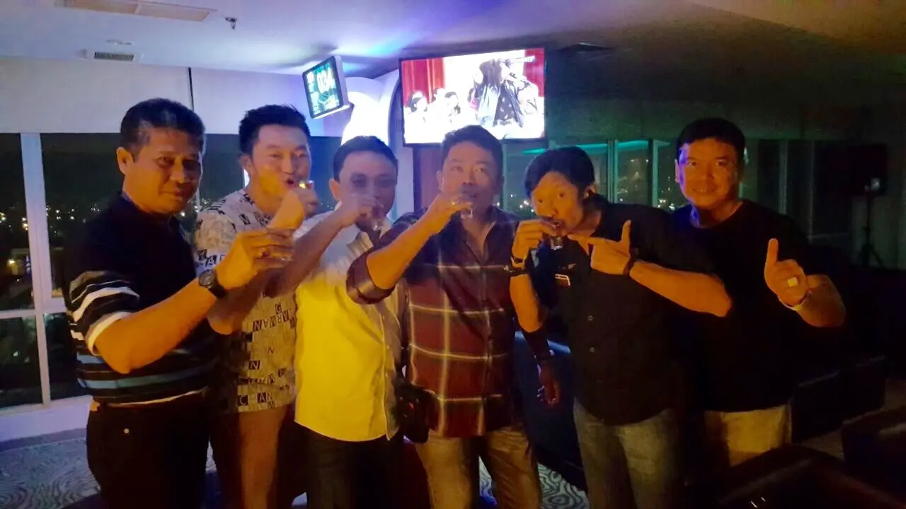 Pejabat Polda Riau Foto Bareng Direktur Terduga Pembakar Lahan 