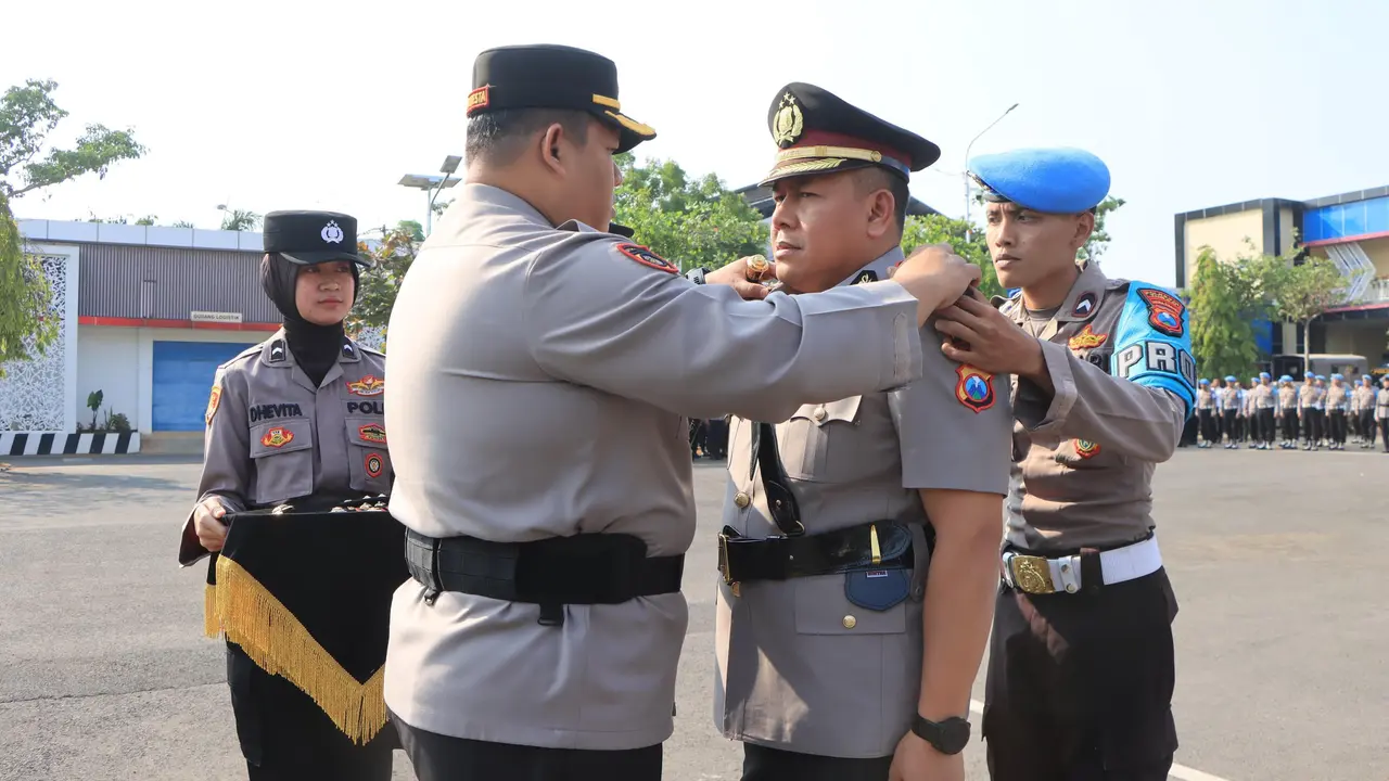 Ritual pemasangan pangkat di pundak kanan kiri AKBP Windy Syafutra di Mapolresta Tuban. (Istimewa),
