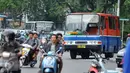 Kondisi Metromini 17 jurusan Pasar Senen - Manggarai yang mengalami rusak pada bagian depan, Jakarta, Selasa (19/4). Belum diketahui maksud dari pengerusakan tersebut. (Liputan6.com/Gempur M Surya)