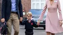 Pangeran William didampingi ayahnya Pangeran William dan kepala sekolah Helen Haslem di Thomas's school di Battersea, London, Inggris (7/9). (Richard Pohle/Pool Photo via AP)