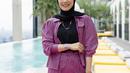 Tampil boyish, Dian Ayu padukan set koleksi Barbie x Ayu Lestari dengan inner dan hijab hitam [Barbie x Ayu Lestari]