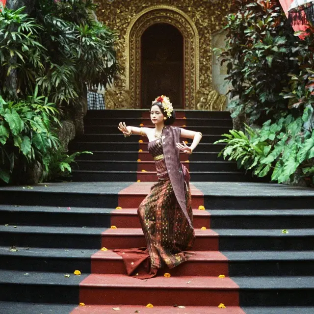 Pesona Sarah Menzel Pakai Baju Adat Bali, Tampil Menawan Bak Putri Raja