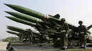 Tentara Myanmar saat berbaris disamping rudal saat memperingati Hari Angkatan Bersenjata di ibukota Myanmar , Naypyitaw 27 Maret 2016. (REUTERS / Soe Zeya Tun)