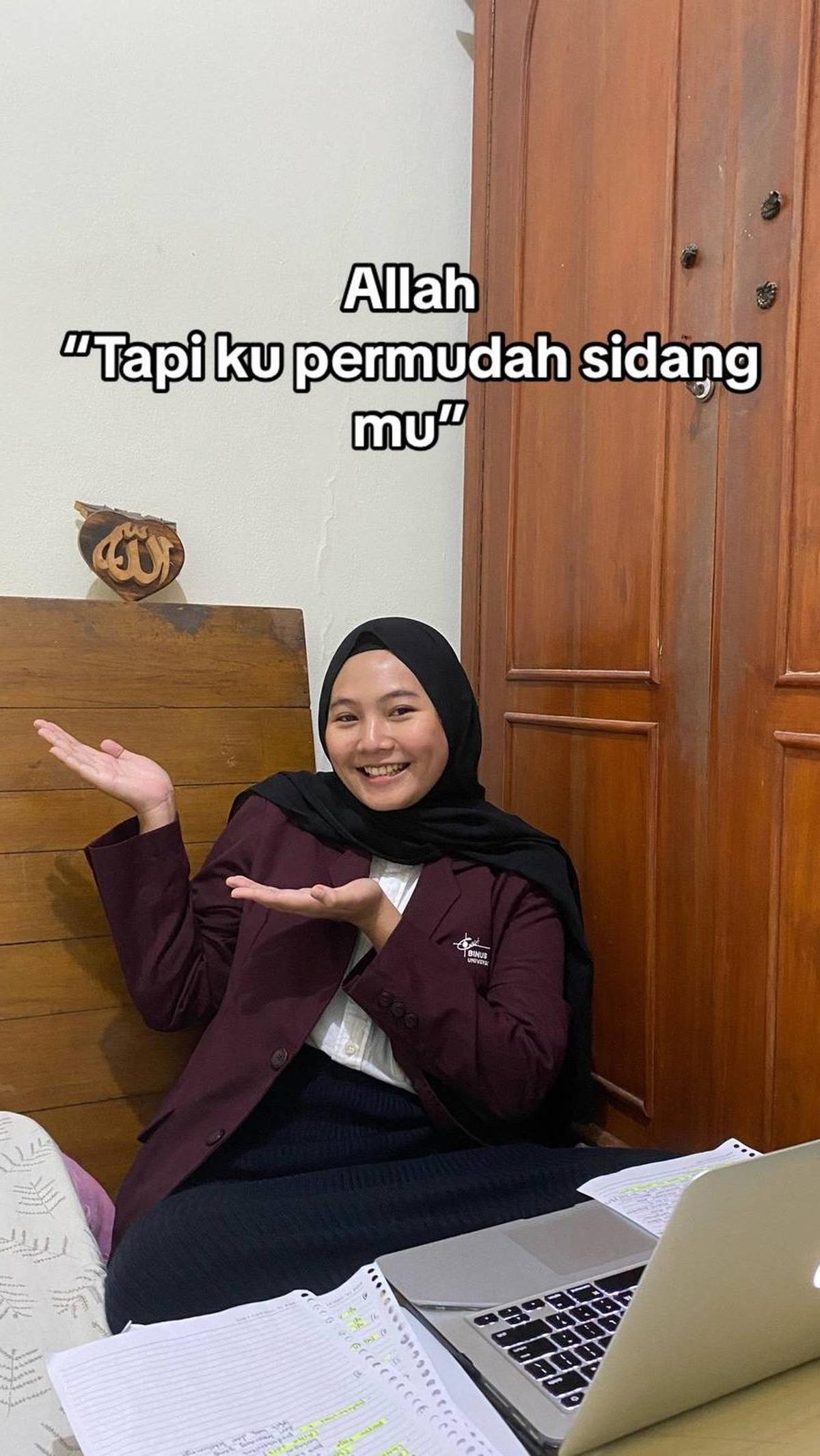 "Allah 'Tapi Ku permudah sidang mu'," ungkapnya. <br>