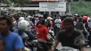 Ratusan warga berbondong-bondong memadati Dermaga Wijayapura, Cilacap, Jawa Tengah, Kamis (5/3/2015). Mayoritas mereka merasa penasaran dan ingin menyaksikan suasana di dermaga penyeberangan itu. (Liputan6.com/Johan Tallo)