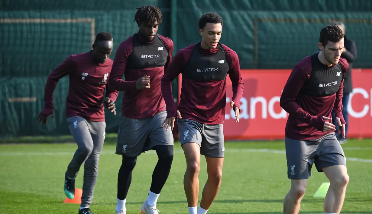 Striker Liverpool Sadio Mane (kiri) bersama Divock Origi, Trent Alexander-Arnold dan Andrew Robertson berlatih jelang menghadapi FC Porto pada leg pertama perempat final Liga Champions di Melwood, Liverpool, Inggris, Senin (8/4). The Reds bertekad membungkam Porto di Stadion Anfield.(Paul ELLIS/AFP)