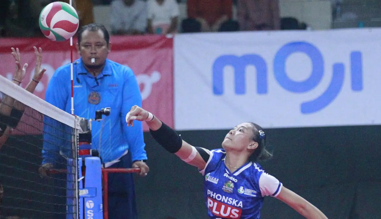 Pebola voli putri Petrokimia Gresik, Dhea Cahya Pitaloka berusaha menyeberangkan bola di depan net saat menghadapi Kharisma Premium Bandung pada laga final kategori putri Kejuaraan Bolavoli Nusantara Cup 2024 di GOR UNY Yogyakarta, Sabtu (23/3/2024). Petrokimia Gresik menang 3-1 (17-25, 25-18, 25-15 dan 26-24) dan menjadi juara (Dok. PBVSI)