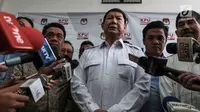 Wakil Ketua Dewan Pembina bersama partai politik yang tergabung dalam Koalisi Adil Makmur memberi keterangan usai melapor ke KPU RI soal penemuan DPT ganda ke KPU RI di Jalan Imam Bonjol, Menteng, Jakarta, Senin (11/3). (Liputan6.com/Faizal Fanani)