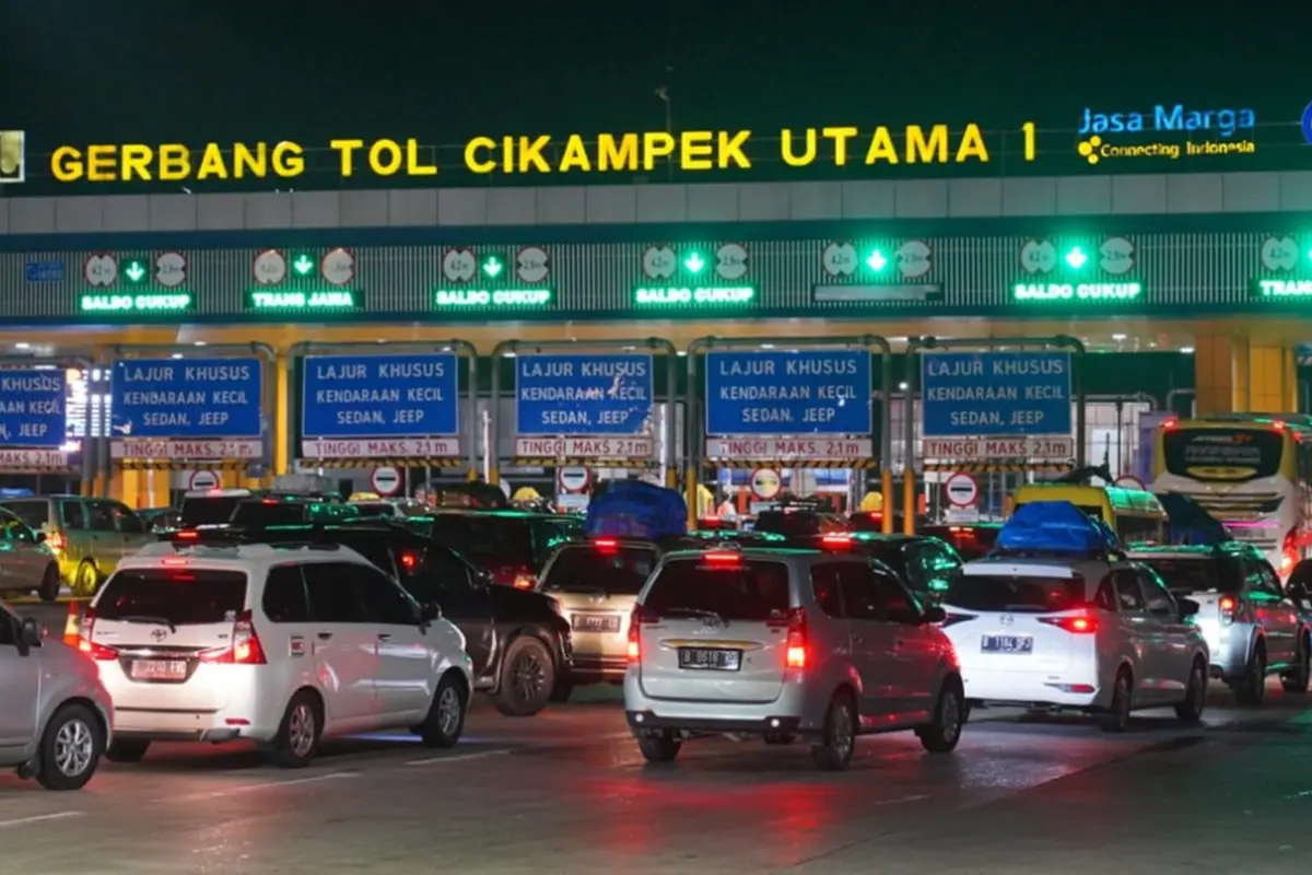 Situasi arus mudik di Gerbang Tol Cikampek Utama, di mana masih dipadati pemudik yang hendak pulang ke kampung halaman.