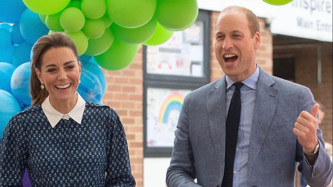 Kate Middleton Tampil Bergaun Sutra Saat Beri Kejutan bagi Tenaga Medis Inggris