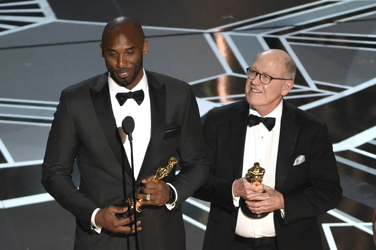 Kobe Bryant saat menerima Oscar