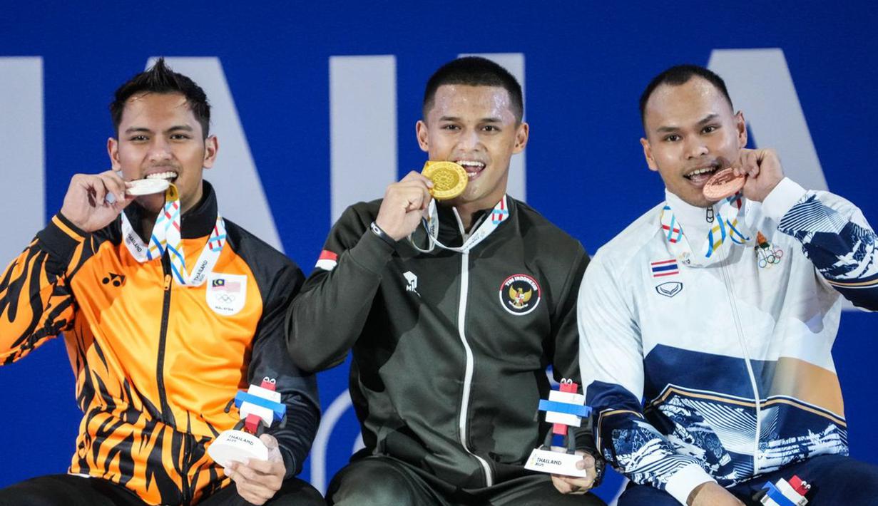 Bukan cuma medali emas, Rizki Juniansyah turut memecahkan rekor untuk angkatan Clean and Jerk serta total. Pada Clean and Jerk, ia membukukan rekor baru 205kg. (Dok Kemenpora RI)