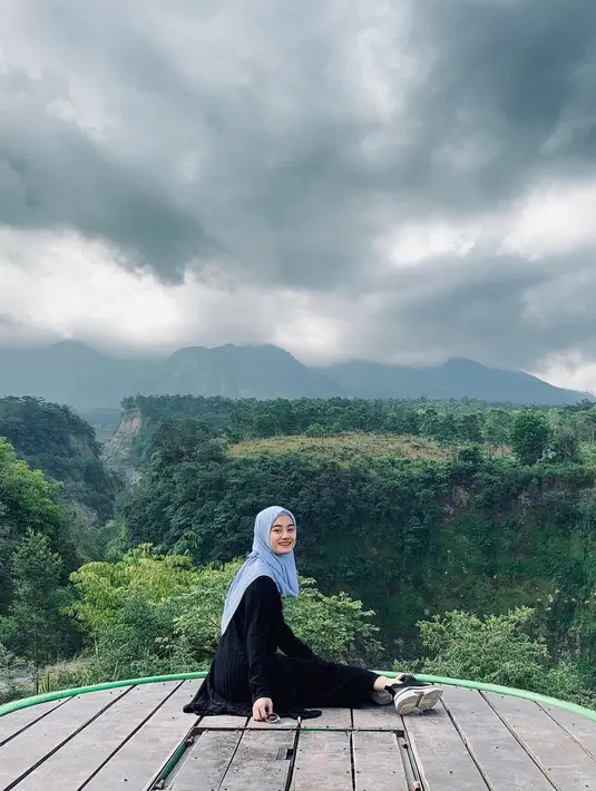 Selama empat tahun berjuang, akhirnya ayahanda Dinda Hauw menghembuskan napas terakhirnya pada tahun 2015 akibat sakit ginjal yang dideritanya.  (Instagram/dindahw)