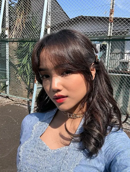 Bosan dengan sanggul? Cukup sematkan jepitan kupu-kupu di kedua sisi kepala kamu. Kemudian styling rambut dengan menggunakan curling iron. [@fuji_an]