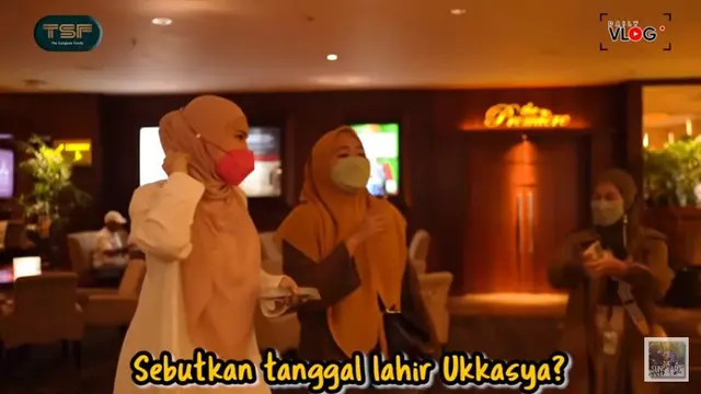 Zaskia Sungkar Nobar Karyawan di Bioskop