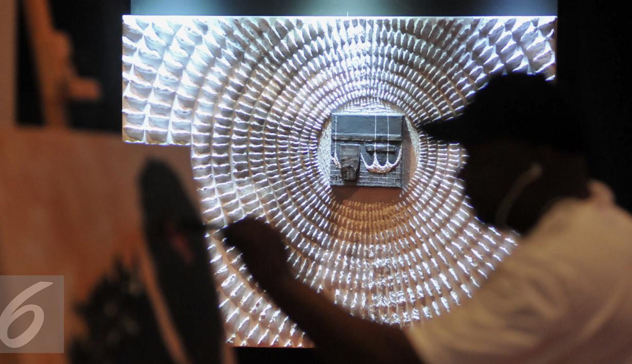 Sebuah karya seni bergambar kabah dipamerkan saat Pameran Budaya Arab Saudi yang digelar di Museum Nasional, Jakarta, Minggu, (27/3). Arab Saudi memperkenalkan beragam kebudayaan khas negara Timur Tengah. (Liputan6.com/Faisal R Syam) 