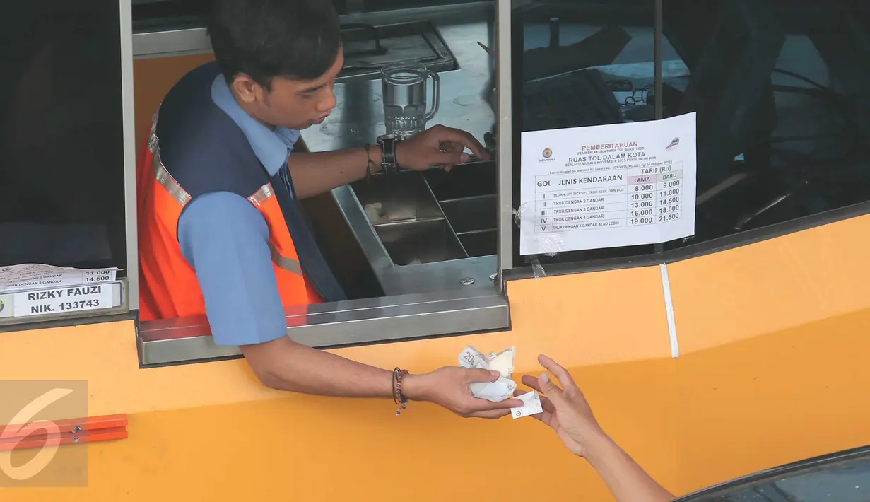 Petugas menerima pembayaran tarif tol, Jakarta, Minggu (1/11/2015). Sebanyak 15 ruas tol mengalami kenaikan tarif per 1 November. (Liputan6.com/Angga Yuniar)