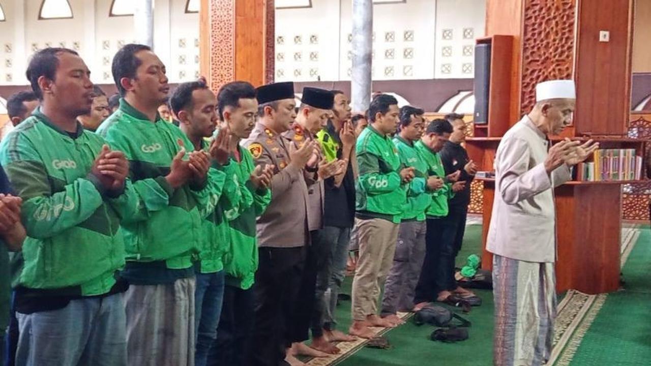 Fakta Shalat Gaib Ratusan Ojol di Lumajang: Wujud Solidaritas Ojol Lumajang untuk Affan, Ini Kata Kapolres!