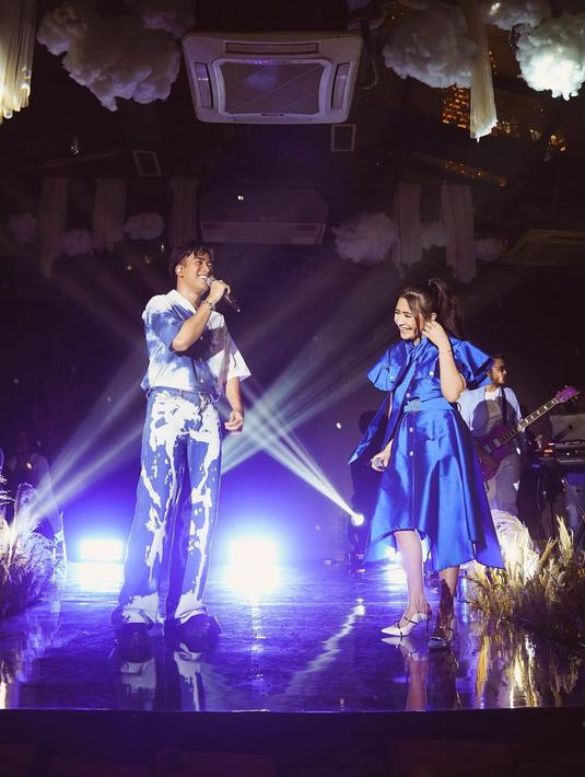 Prilly Latuconsina menyebut “Tak Bisa Bersama” dan “Ketulusan Cintaku” lagu dengan banyak cerita, tangis, dan tawa. Karenanya, ia antusias kembali manggung dalam showcase Senandika. “Dan semalam kita kembali menyanyikan lagu kita pada Showcase musik ‘Senandika’ Terima Kasih ya Vidi! Lo selalu bisa membuat gue bahagia!” ungkap Prilly Latuconsina sebagai status teks. (Foto: Dok. Instagram @prillylatuconsina96)