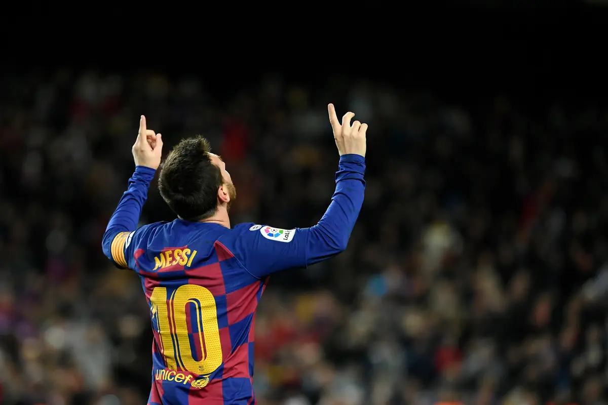 Striker Barcelona, Lionel Messi, merayakan gol ke gawang Granada (LLUIS GENE / AFP)