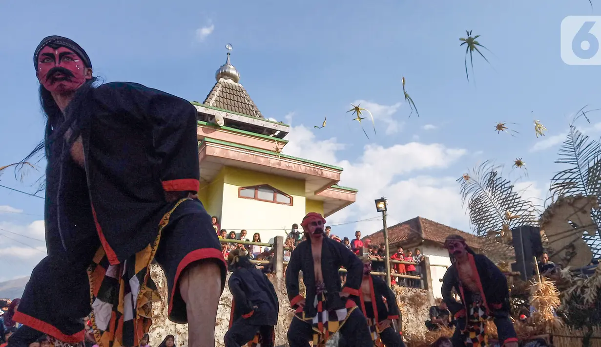 Sejumlah penari yang tergabung dalam komunitas lima gunung melakukan aksi tarian kuda lumping di Desa Mantran Wetan, Kabupaten Magelang, Jumat  (11/10/2019). Pertunjukan ini bagian dari Perayaan Saparan sebagai wujud syukur warga di desa itu. (Liputan6.com/Gholib)