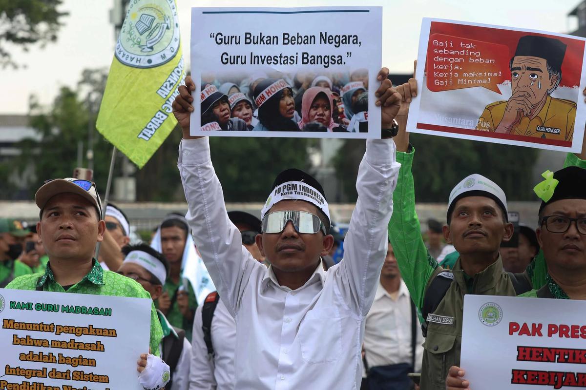FOTO: Aksi Guru Madrasah Swasta di Depan Gedung DPR