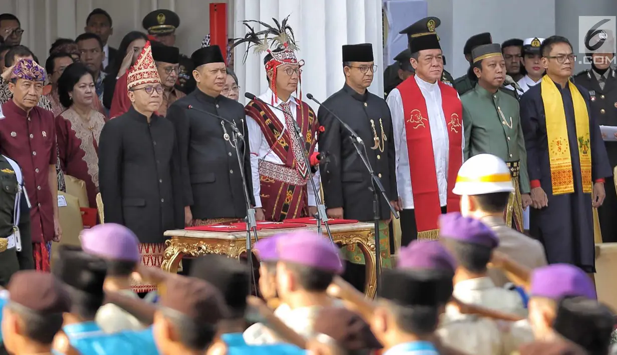 Ketua MPR Zulkifli Hasan bersama sejumlah pejabat negara dan tokoh agama mengikuti upacara Hari Lahir Pancasila di Gedung Pancasila, Jakarta Pusat, Jumat (1/6). (Liputan6.com/Faizal Fanani)