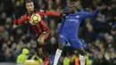 Duel pemain Bournemouth, Junior Stanislas (kiri) dan pemain Chelsea, Ngolo Kante pada lanjutan Premier League di Stamford Bridge, London, (31/1/2018). Chelsea kalah 0-3. (AP/Tim Ireland)