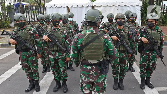 FOTO: TNI - Polri Amankan Perayaan Paskah di Gereja Katedral