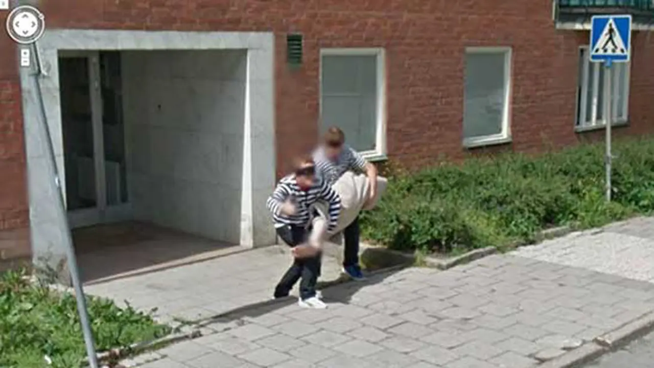 10 Peristiwa Paling Aneh yang Bisa Ditemukan di Google Street View