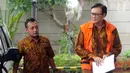 Direktur Operasional Lippo Group Billy Sindoro (kanan) tiba di Gedung KPK, Jakarta, Jumat (30/11). Billy datang dengan mengenakan rompi tahanan berwarna oranye. (Merdeka.com/Dwi Narwoko)