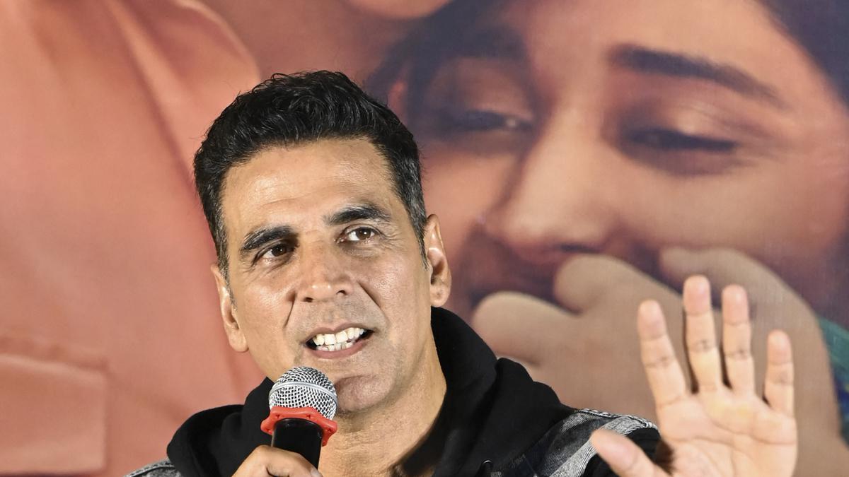 Akshay Kumar Lindungi Putrinya Nitara dari Sorotan Kamera, Sang Istri Twinkle Khanna Hanya Tertawa hingga Fotografer Minta Maaf