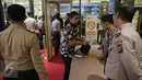 Petugas kepolisian memeriksa pengunjung yang hendak masuk dalam Debat terakhir Pilgub DKI Jakarta 2017, Jakarta, Rabu (12/4). Subtema dari debat tersebut terkait dengan masalah transportasi, tempat tinggal, reklamasi. (Liputan6.com/Faizal Fanani)