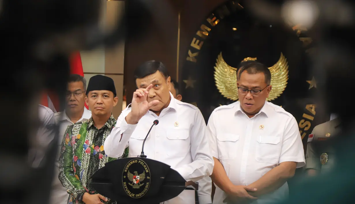 Menteri Koordinator Bidang Politik dan Keamanan (Menko Polkam) Djamari Chaniago didampingi Menteri Kehutanan Raja Juli Antoni dan Menteri Lingkungan Hidup M Jumhur Hidayat saat jumpa pers usai rapat koordinasi (rakor) penanganan kebakaran hutan dan lahan (karhutla) di Jakarta, 10 Agustus 2026. (KLY/Arie Basuki)