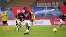 Gelandang AC Milan, Franck Kessie melakukan eksekusi penalti yang berbuah gol penyeimbang 1-1 ke gawang Udinese di masa injury time dalam laga lanjutan Liga Italia 2020/21 pekan ke-25 di San Siro Stadium, Rabu (3/3/2021). AC Milan bermain imbang 1-1 dengan Udinese. (AP/Antonio Calanni)