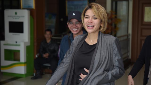 Nikita Mirzani Dapat Hadiah Spesial dari Vicky Nitinegoro 