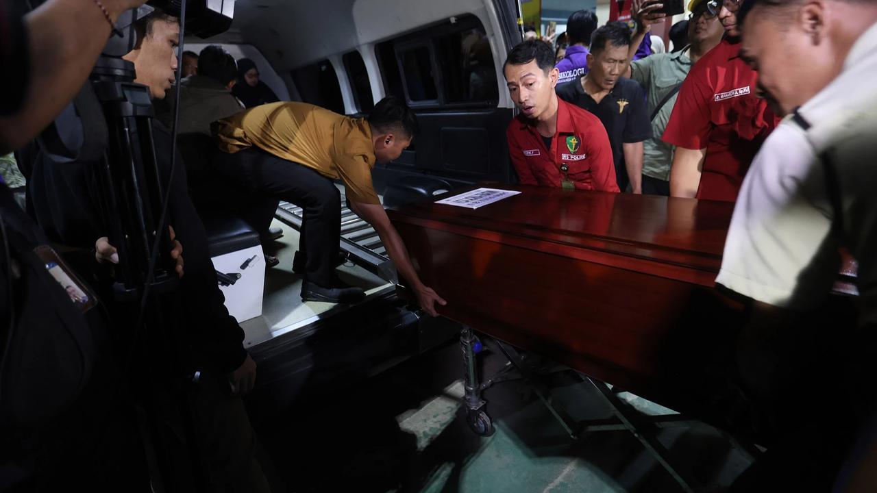 FOTO: Tangis Keluarga Iringi Penyerahan Jenasah  Korban Tabrakan Kereta Bekasi